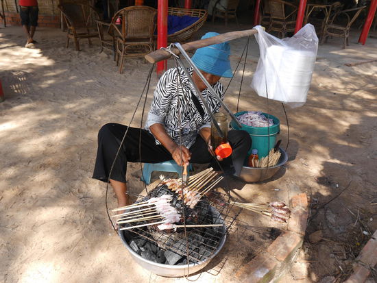 ...und ein paar frisch gefrillte Tintenfische genießen...