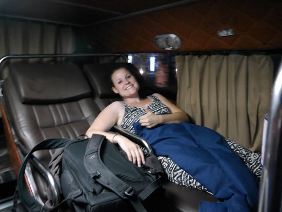 Im ersten Bus.. hier handelt es sich noch um einen Sitz.. nur die Beine sind komplett ausgestreckt