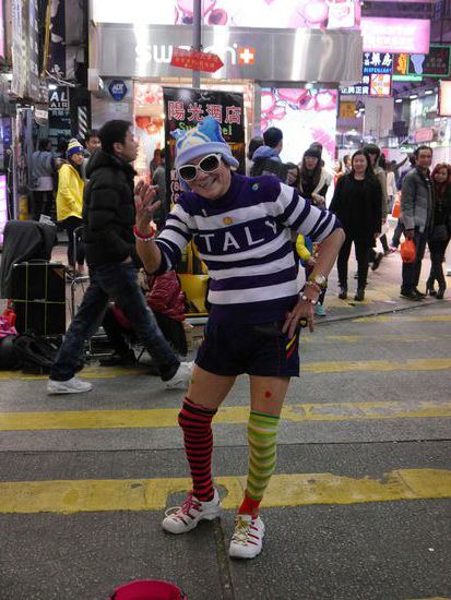 ... mit noch verrückteren Menschen  dieser Opi tanzte bissle auf der Straße - Video folgt 