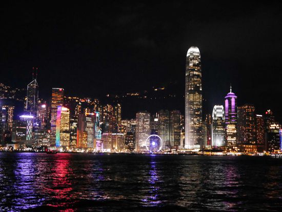 Skyline Hongkong - hier findet jeden Abend eine spektakuläre Lasershow statt