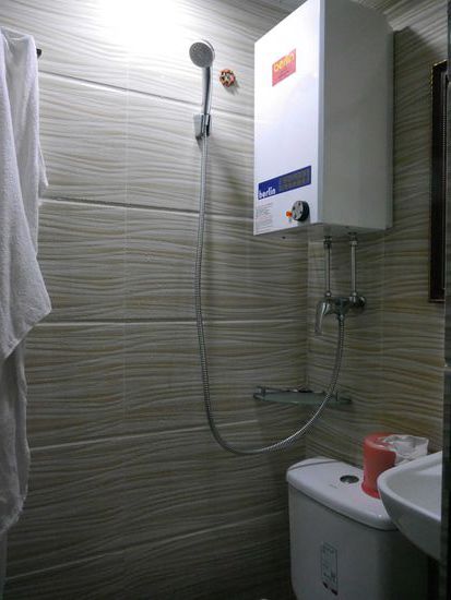 Unser Bad...von der Tür aus fotografiert... man beachte den Duschkopf direkt über der Toilette 