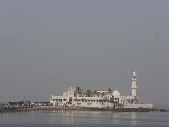 Haji Ali Moschee - nur bei Ebbe über einen Damm erreichbar