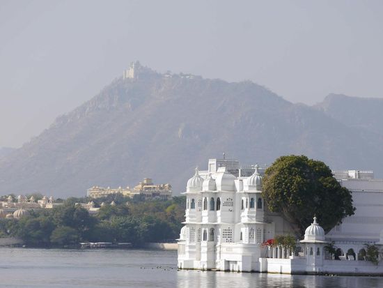 Taj Lake Palace Hotel - Luxushotel im Picholoa Lake; im Hintergrund  (auf dem Hügel) der Monsunpalast
