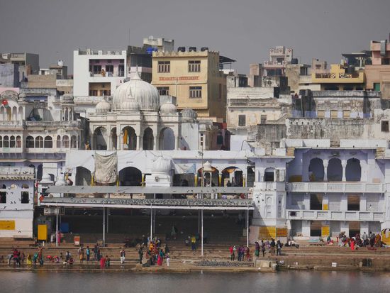 Heiliger See mit einem der Ghats - da der Platz heilig ist und dort nicht fotografiert werden darf, konnten wir euch nur aus der Ferne nen Schnappschuss machen 