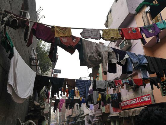 Menschen hängen ihre Wäsche auf Stromleitungen auf