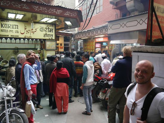 Karim- hierfür haben wir unsere 2-wöchige vegetarische Ernährung unterbrochen und würden es jederzeit wieder tun. So lecker!! (Daher stehen hier zu jeder Tageszeit unzählige Menschen an, teilweise sogar mehrere Stunden!!)