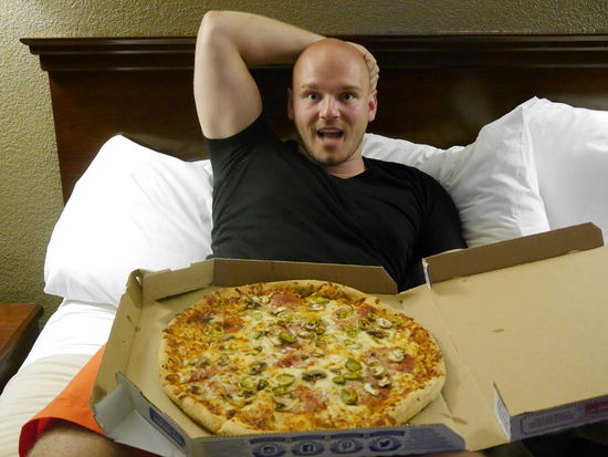 Diese Pizza soll für 3-4 Personen reichen?!? Darüber können wir nur lachen... 