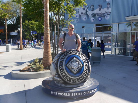 Am Eingang des Dodgers Stadions