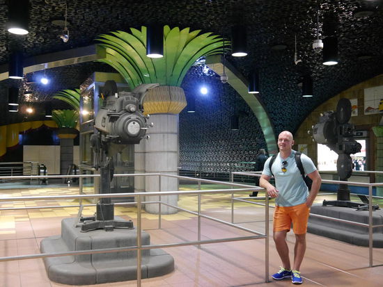 U- Bahn Station in Hollywood: die Wände und Decken  sind komplett mit Filmrollen ausgeschmückt