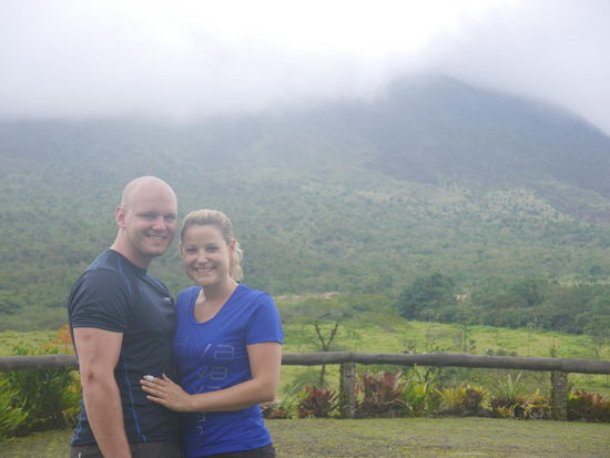 Startklar zur Wanderung.. im Hintergrund,  der mal wieder wolkenbedeckte Arenal