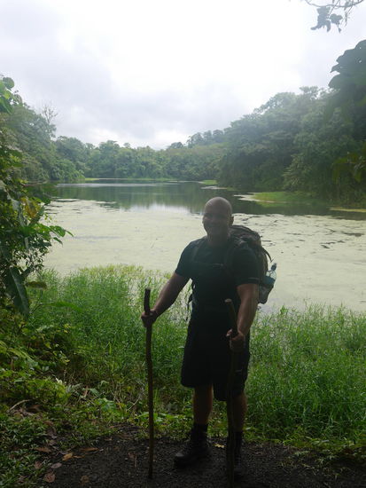 Benji mit den Wanderstöcken 