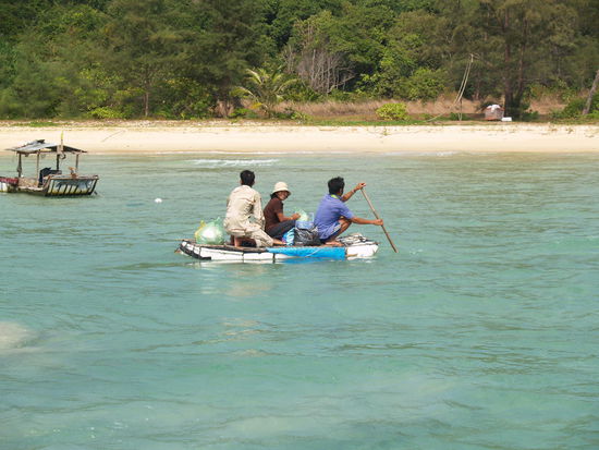 Mit diesem "Gefährt" wurden andere Leute während der Fahrt von unserem Boot abgeholt und in eine andere Bucht gebracht...