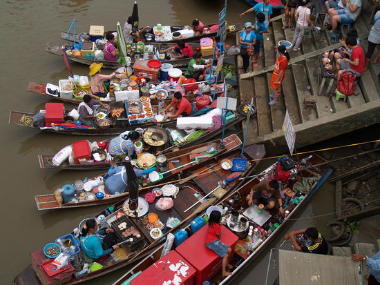 Und schließlich der schwimmende Markt Amphawa...