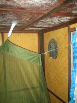 Meine ubelst geniale Mosiktonetzbefestigung muss ich hier noch zeigen, ihr fragt euch bestimmt was das weisse Teil da an der Decke ist...