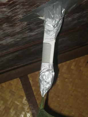 Es ist ein Kamm mit ganz viel Panzertape oben sieht es nach was anderem aus