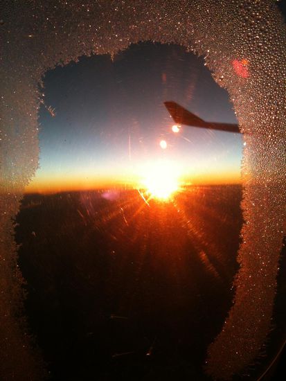 Sonnenaufgang über dem südlichen Afrika (aus dem Flugzeug)