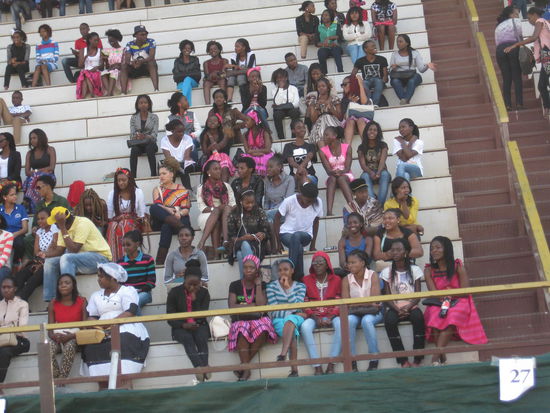 So langsam füllen sich die Ränge im eigentlichen RugbyStadion, was heute für die Feier des Kulturfestivals genutzt wird.