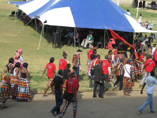 ... und aus Angola sind Tänzer und Tänzerinnen gekommen.
Leider finden sich bei der gesamten Veranstaltung mehr Reden als kulturelle Darbietungen, was uns (Fenny und mir) nach rund 45 min die Lust am Zuschauen vermiest. Schade. Die Gruppe haben wirklich gut getanzt.