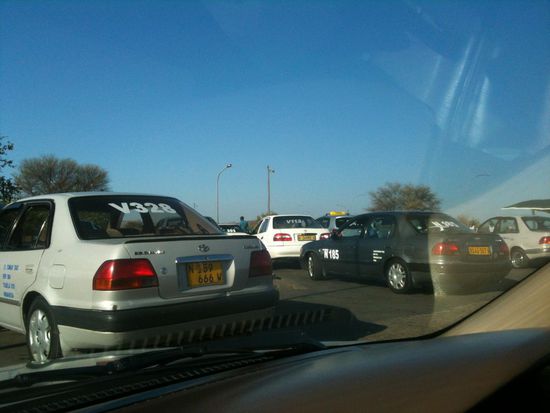 Jedes Taxi ist mit der Anschrift des Fahrers beschriftet und trägt zudem eine registrierte Kennung auf der Fahrer- un dBeifahrertür, sowie auf der Heckscheibe.