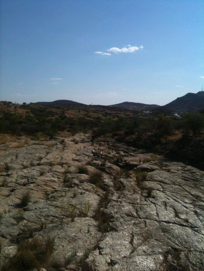 ein trockengefallener Zufluss