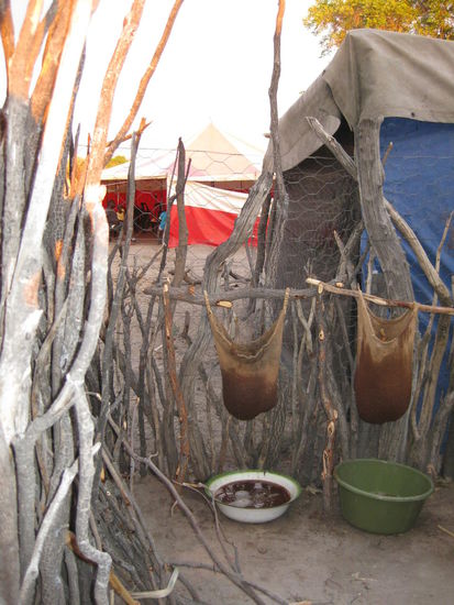 in der Küche wird für das Hochzeitsfestmahl vorbereitet