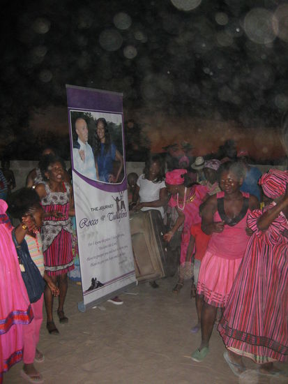 Das Dorf empfängt die Fahne und den Koffer vor den Toren