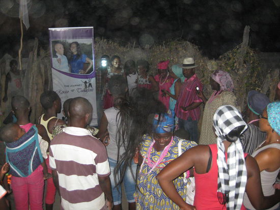 Nach dem durchschreiten des Tores im "Raum" unter freiem Himmel