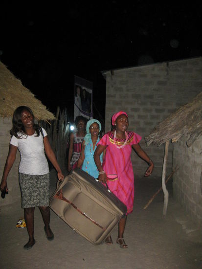 Der Koffer wird durchs Dorf getragen