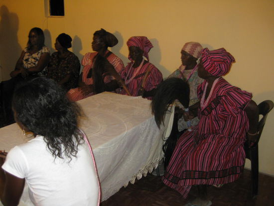 dei alten Damen formieren sich auf der einen Seite des Raumes für die "Befragung" der Delegation des Bräutigams