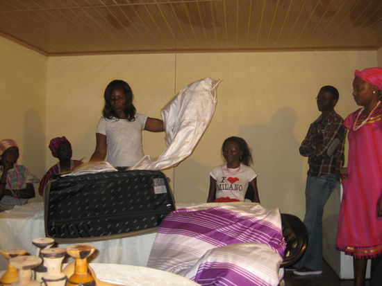 der Inhalt des Koffers wird unter den kritischen Augen der Alten und der Braut präsentiert