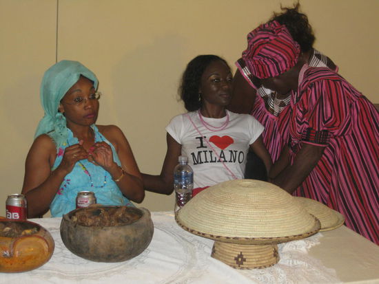 Die Speisen für die Gäste werden bereitgestellt