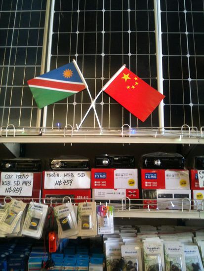 Ach ja, Solarzellen hätten wir unter der namischen und chinesischen Flagge auch kaufen können.