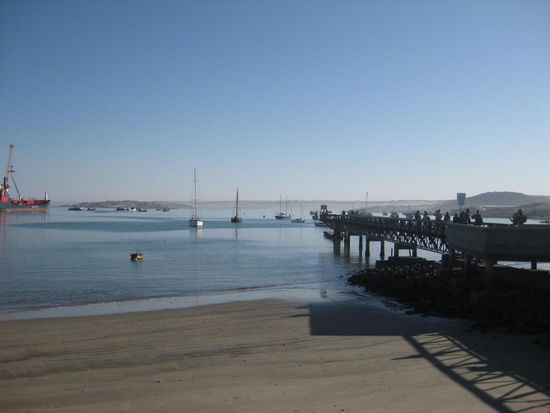 Die Jetty / Landungsbrücke ist die Flaniermeile der Waterfront in Lüderitz. Dieses Bild Könnte auch am Mittelmeer aufgenommen worden sein, oder? 
Ist es aber nicht.