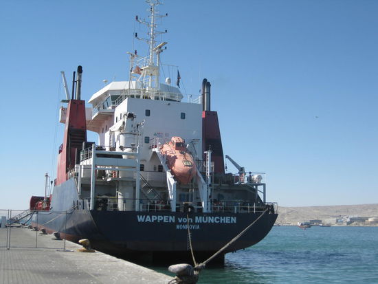 Der Kahn fährt unter südafrikanischer Flagge.