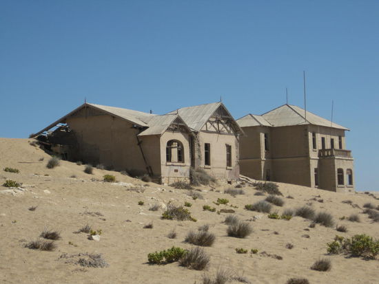 Besser als jede Kulisse im Film!
Von der Kaiser-Wilhelm-Str. ist heute nicht mehr viel zu sehen. Und hier auf der ehem. Hauptstr. hat noch 1927 ein Karnevalsumzug stattgefunden! 
Aber: Die Wüste holt sich zurück, was ihr gehört.