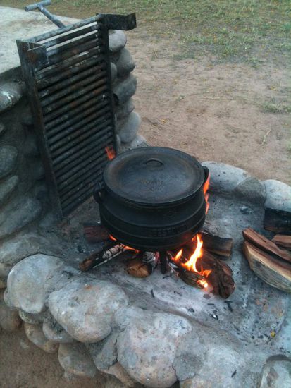 Und so wird gekocht. In einem Potjie. 
Zum Abendessen gibt es Potjiekos, also traditionelle südafrikanische Eintöpfe mit ganz viel Fleisch als Grundlage.