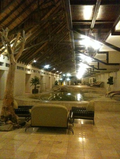 in das Thermalbad geleitet.