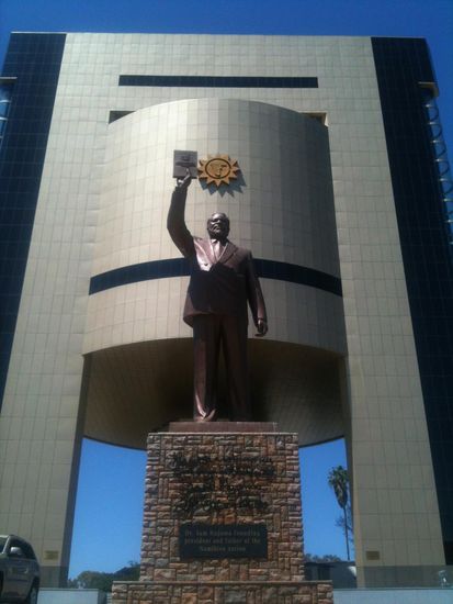 Mit der Unabhängigkeitsverfassung in der erhobenen Hand