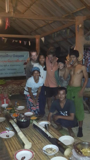 Unser großes Abendmahl, im Vordergrund sind die zwei Stücke Bambus mit dem gekochten Reis...  