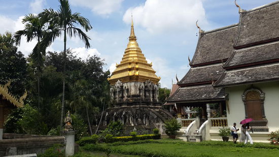 Chedi getragen von Elefanten...