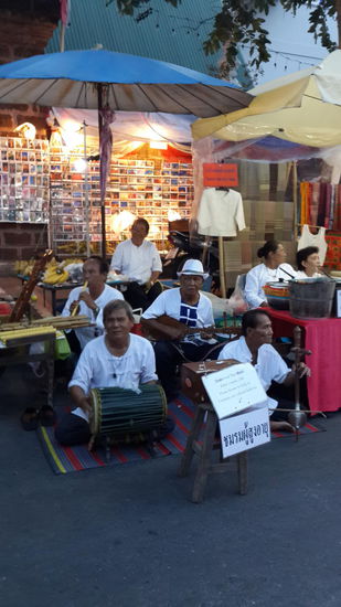 Alle zweinzig Meter machte jemand Musik...