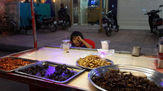 Frisch vom grill.... Schlangen am Spieß, Spinnen und Heuschrecken...  
