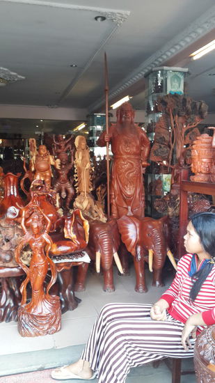 Überall wird Kunsthandwerk verkauft... alle zwanzig Meter ist so ein Laden wie hier am Foto...