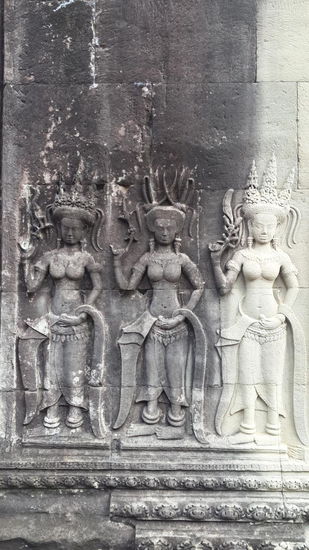 Diese Frauen (Devatas) sind im ganzen Tempel 1800 mal vertreten...