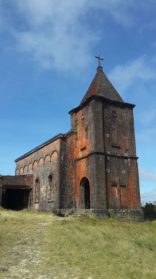 Sogar eine Kirche gibt es am Berg...