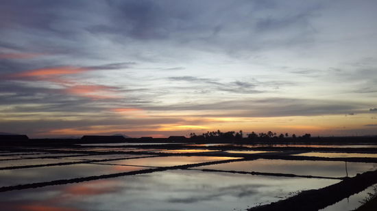 Den Sonnenuntergang genoss ich wieder auf einem Meter Seehöhe, bei den Salzfeldern...