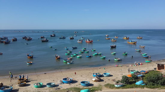 Nahe des Strandes wird mit Schüsseln anstatt mit Booten geschippert....