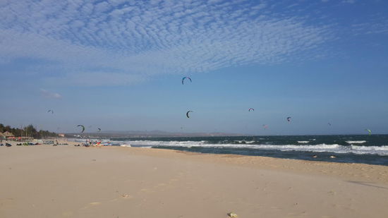 Wir sahen den Kite Surfern eine Stunde lang zu wie sie über die Wellen ritten und flogen...  