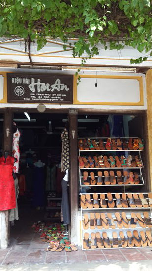 Eines der unzähligen Geschäfte, hier hab ich mir ein paar Schlapfen maßanfertigen lassen...  