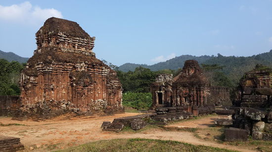 My Son, die grüne Wiese ganz vorne ist teil eines Bomben Kraters mit acht Meter Durchmesser...